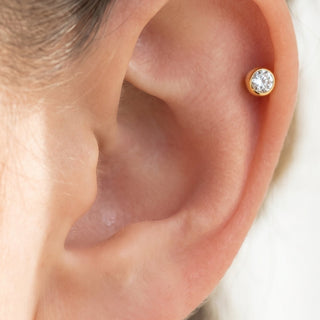 Złoty kolczyk labret – wybór na lnie