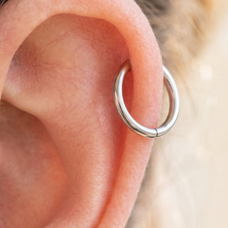 Srebrny Piercing Helix – wybór na lnie