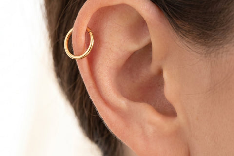 Złoty kolczyk helix typu ring