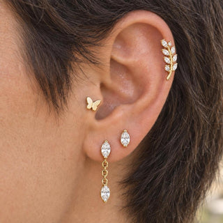 Zestaw Curated Ear „Golden Fern” – 4 tytanowe kolczyki do ucha – zbliżenie ucha