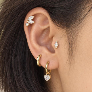 Zestaw Curated Ear „Golden Heart” – 4 tytanowe kolczyki do ucha – zbliżenie ucha