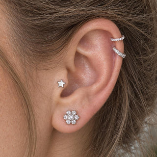 Zestaw Curated Ear „Starlight” – 4 tytanowe kolczyki do ucha – zbliżenie ucha