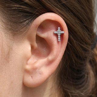 Tytan labret krzyż cyrkonia gwint wewnętrzny – getragen