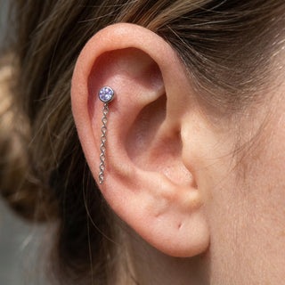 Tytan labret cyrkonia z łańcuszkiem gwint wewnętrzny – getragen